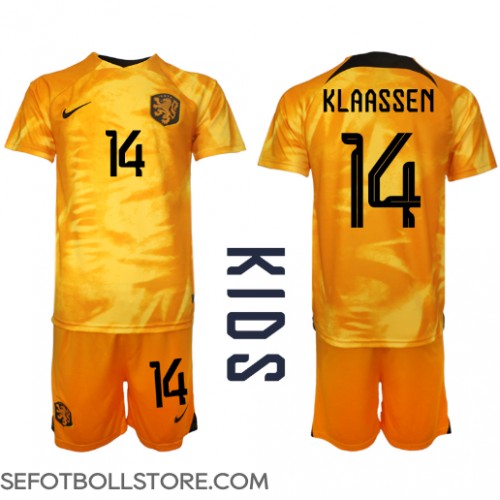 Nederländerna Davy Klaassen #14 Replika babykläder Hemmaställ Barn VM 2022 Kortärmad (+ korta byxor)